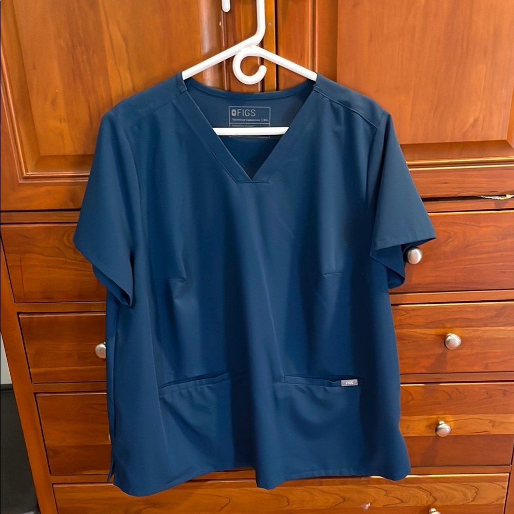 Figs Deep Reef Casma top in women’s 3xl.